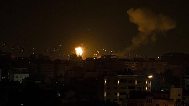 Des flammes et de la fumée s'élèvent après une frappe aérienne israélienne dans le centre de la bande de Gaza, le 27 janvier 2023. [AP Photo/ Keystone - Fatima Shbair]