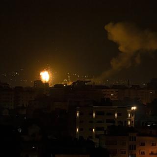 Des flammes et de la fumée s'élèvent après une frappe aérienne israélienne dans le centre de la bande de Gaza, le 27 janvier 2023. [AP Photo/ Keystone - Fatima Shbair]
