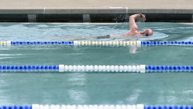 Face au manque de garde-bains dans les piscines romandes, les recrutements s’étendent à la France voisine. [KEYSTONE - ANTHONY ANEX]