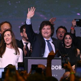 Sergio Massa et Javier Milei s'affronteront au second tour de la présidentielle en Argentine. [AFP - LUIS ROBAYO]