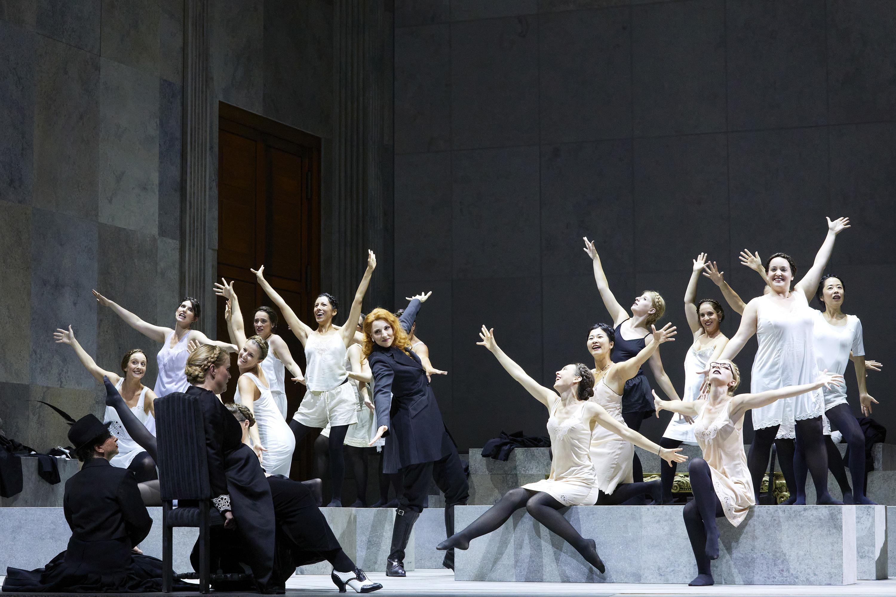 La mezzo-soprano franco-suisse Eve-Maud Hubeaux (au centre) campe la princesse Eboli dans "Don Carlos" de Verdi à voir au Grand Théâtre de Genève. [GTG - Magali Dougados]
