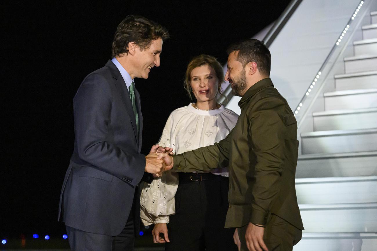 En provenance des Etats-Unis d'Amérique, le président Volodymyr Zelensky a atterri tard jeudi soir dans la capitale Ottawa, où il a été accueilli par le premier ministre canadien, Justin Trudeau. [KEYSTONE - JUSTIN TANG]