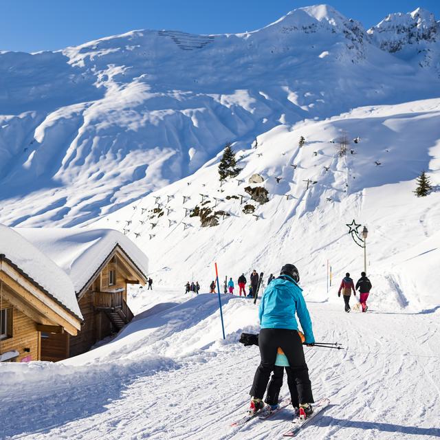 Des personnes profitent des vacances à la neige pour faire du ski et de la luge sur le domaine skiable de Belalp (VS), le samedi 28 décembre 2019. [Keystone - Jean-Christophe Bott]