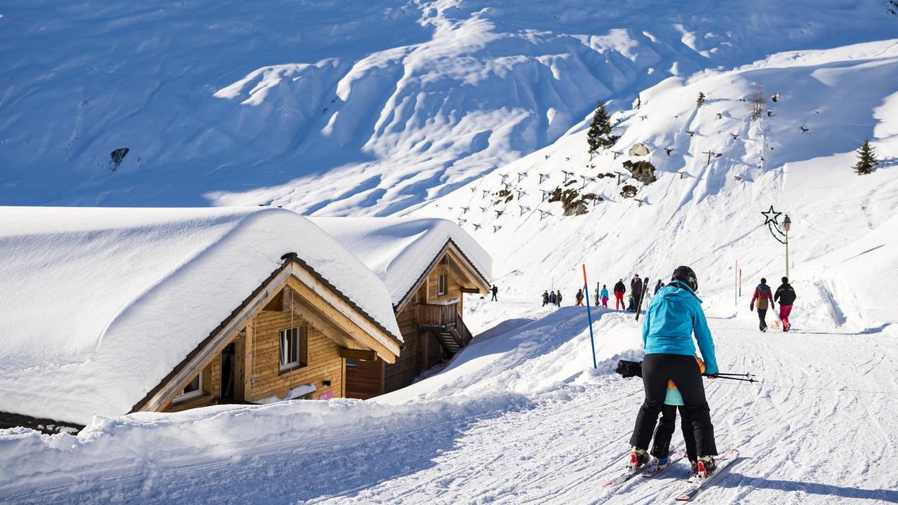 Des personnes profitent des vacances à la neige pour faire du ski et de la luge sur le domaine skiable de Belalp (VS), le samedi 28 décembre 2019. [Keystone - Jean-Christophe Bott]