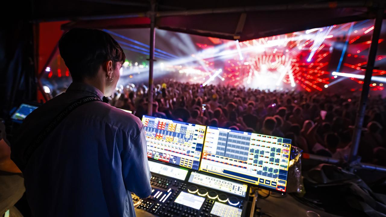 Un technicien lumières contrôle le light show sur la scène Belleville du Paléo Festival, le 24 juillet 2022. [KEYSTONE - Valentin Flauraud]