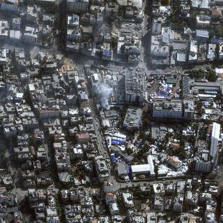 Une image satellite de l'hôpital al-Chifa à Gaza. [Keystone - Maxar Technologies via AP]
