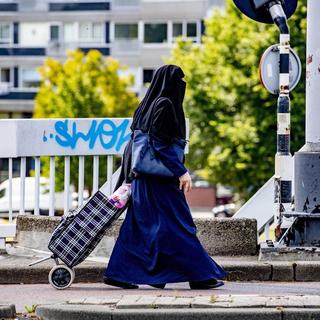Le Conseil national a largement accepté d'entrer en matière sur la loi fédérale dite anti-burqa. [Keystone]