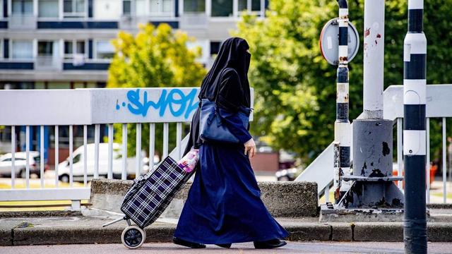 Le Conseil national a largement accepté d'entrer en matière sur la loi fédérale dite anti-burqa. [Keystone]