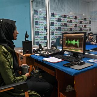 Basée à Kaboul, Radio Begum propose des émissions présentées par des femmes et destinées aux femmes. [AFP - Hector Retamal]