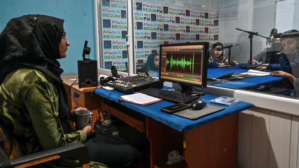 Basée à Kaboul, Radio Begum propose des émissions présentées par des femmes et destinées aux femmes. [AFP - Hector Retamal]