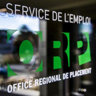Le chômage a légèrement augmenté en août 2023, mais reste à un niveau très bas. Image d'illustration avec le logo de l'Office regional de placement (ORP). [Keystone - Jean-Christophe Bott]