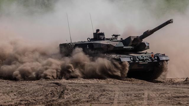 Des soldats sur un char Leopard polonais lors d'un exercice militaire avec les troupes polonaises, américaines, françaises et suédoises, à Nowogard, en Pologne. [AFP - Wojtek Radwanski]