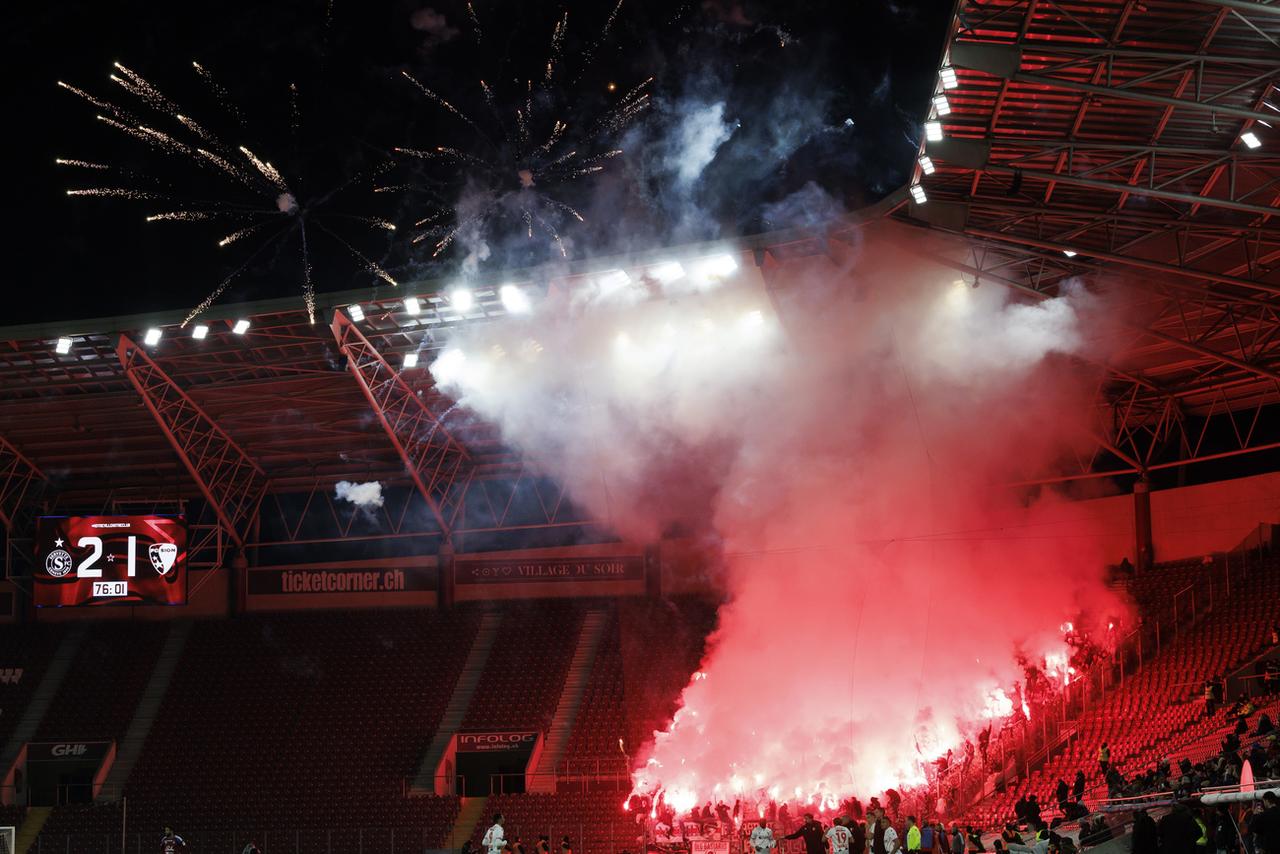 Les supporters sédunois ont allumé un grand nombre de feux d'artifice pour soutenir les leurs. [KEYSTONE - Salvatore Di Nolfi]