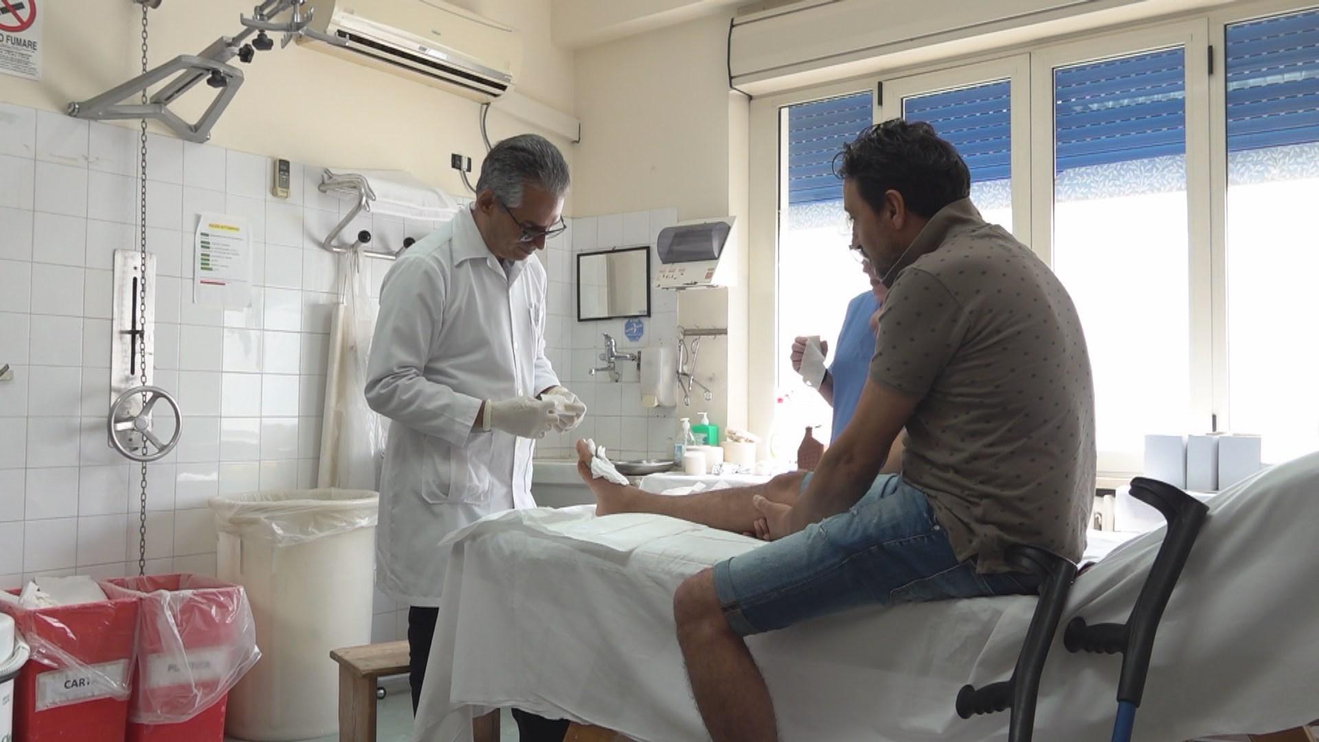 Après six mois de pratique à l'hôpital de Polistena l'orthopédiste cubain Raciel Escalona parle désormais l'italien, alors qu'il n'en connaissait pas un mot à son arrivée. [RTS]