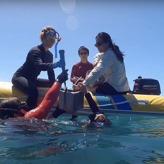L'équipe de Roman Lehner sont en train de préveler des échantillons de nanoplastiques dans l'océan près des Îles Whitsundays en Australie. [Sail and Explore Association]