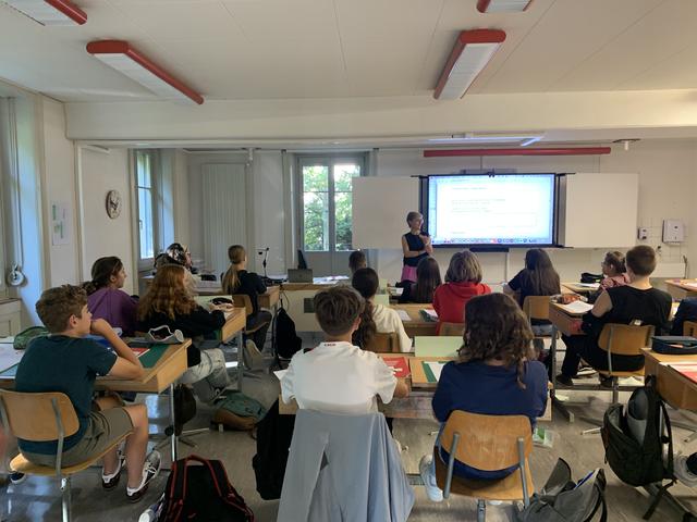 Un cours d'éducation à la citoyenneté dispensé dans une classe au CO de Pérolles, à Fribourg. [RTS - Martine Clerc]