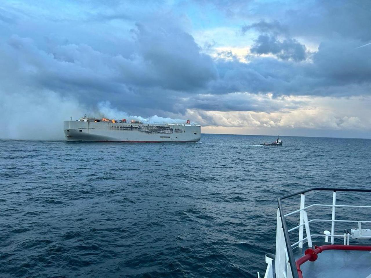 Les garde-côtes néerlandais sont à pied d'oeuvre pour éviter une catastrophe écologique. [Netherlands Coastguards / AFP - HANDOUT]