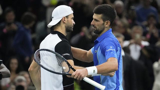 Djokovic console Dimitrov après la fin de la partie. [Michel Euler]