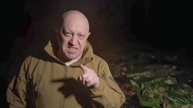 Dans une vidéo, Evgueni Prigojine montre des corps morts de combattants et accuse l’état-major russe de n’avoir pas livré le matériel nécessaire. [Keystone - Prigozhin Press Service via AP]