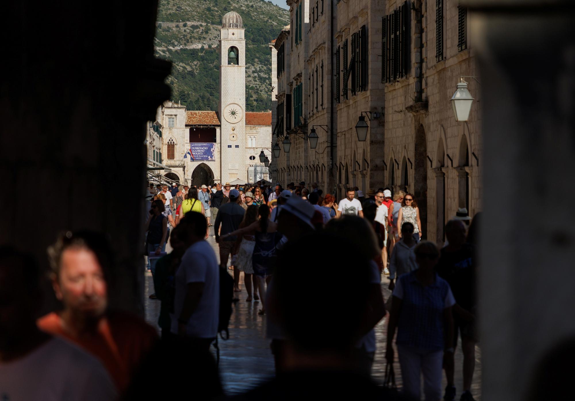 Dubrovnik est un cas embématique de surtourisme, en raison notamment du succès de la série "Game of Thrones". Les rues de la cité de l'Adriatique ont servi de décors pour représenter Port-Réal, la capitale du royaume des Sept Couronnes. [Reuters - Antonio Bronic]