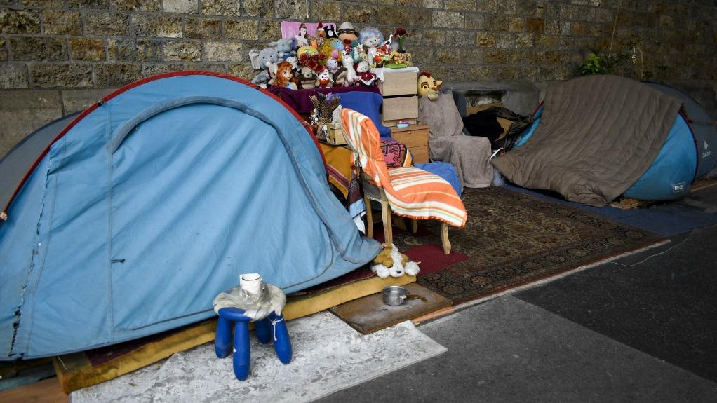 Un campement de personnes sans domicile fixe à Paris en 2023. [AFP - Magali Cohen / Hans Lucas]