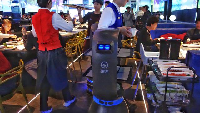 Un robot assure le service dans un restaurant de la chaîne Haidilao à Pékin en 2018. [Depositphotos - ChinaImages]