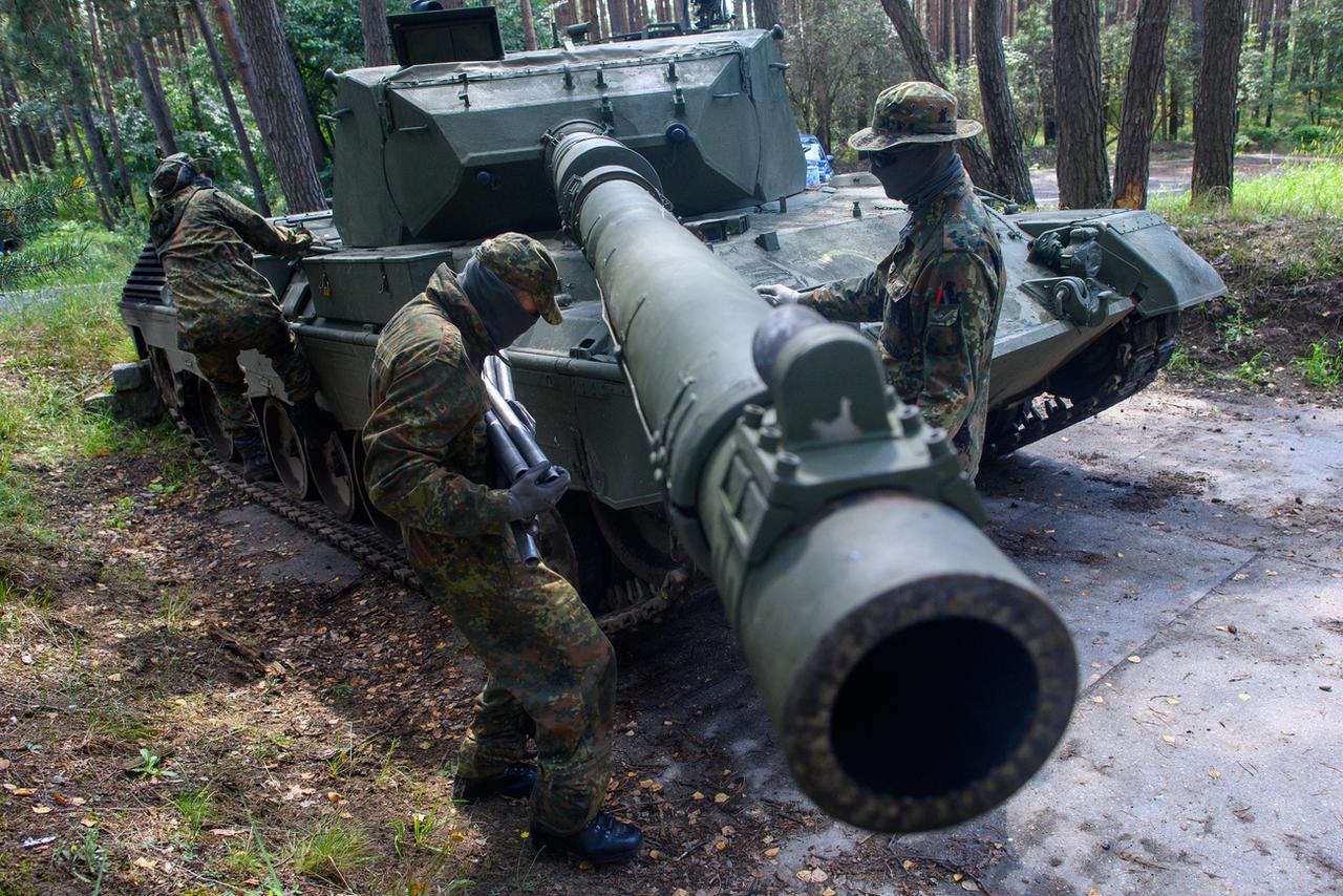 Des soldats ukrainiens s'entraînent en Allemagne à manier un char "Leopard 1 A5", au mois d'août 2023. [Keystone - Klaus-Dietmar Gabbert/DPA]