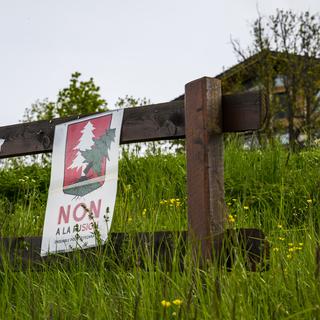 Une affiche contre la fusion des deux communes valaisannes Sion et Veysonnaz. [Keystone - Jean-Christophe Bott]