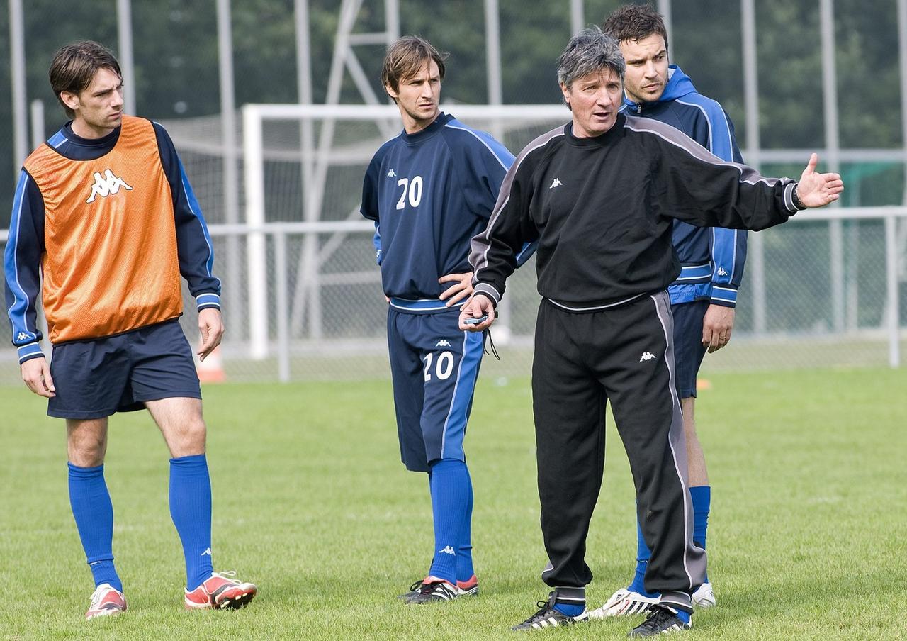 Gérard Castella, ici devant Johann Lonfat (20), est l'entraîneur qui a le plus marqué le Valaisan. Tous deux ont enlevé le titre national en 1999 avec le Servette FC. [Keystone - Salvatore Di Nolfi]