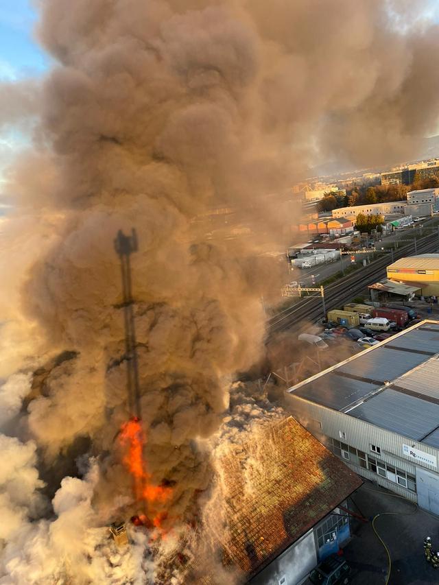 Les flammes importantes ont perturbé le trafic sur la ligne ferroviaire attenante. [©Incendie Secours Genève]