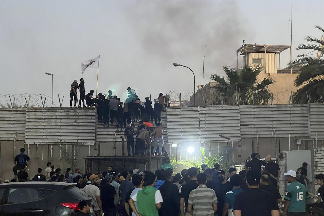 L'ambassade de Suède à Bagdad a été incendiée lors d'une manifestation. [Keystone - Ali Jabar / AP Photo]