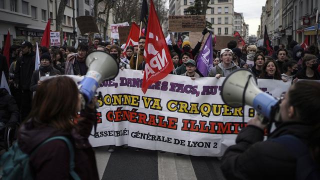 La France vit une septième journée de mobilisation contre la réforme des retraites. [AP/Keystone - Laurent Cipriani]