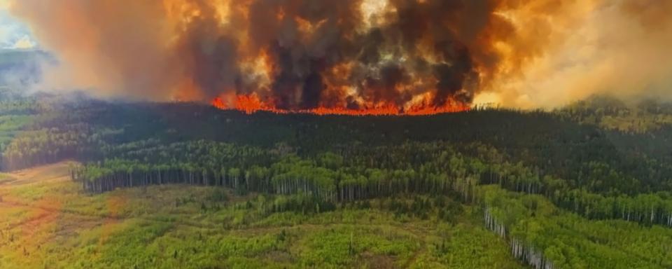 Les feux de forêt massifs sont décuplés dans les régions fortement boisées du Canada. [Keystone/Canadian Press via AP - Government of Alberta Fire Service]