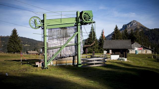 Le remonte-pente de la piste de ski "Les Verolly" aux Paccots, ici à l'arrêt à cause du manque de neige. [Keystone - Jean-Christophe Bott]