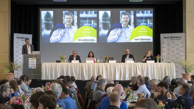 Le président des Verts libéraux Juerg Grossen, à gauche, prend la parole lors de la 51e réunion des délégués du parti à Rheinfelden, le samedi 25 mars 2023. [Keystone]