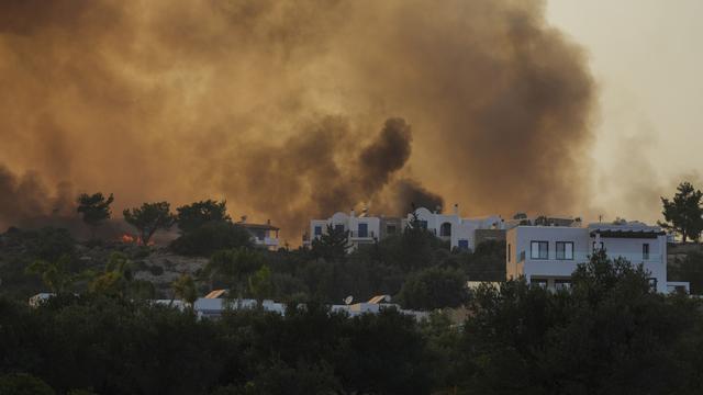 Les incendies de forêt gagnent un village sur l'île de Rhodes, le 25 juillet 2023. [AP/Keystone - Petros Giannakouris]