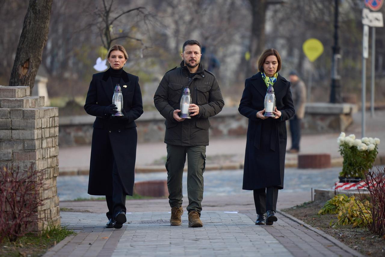 Photographie fournie par le service de presse présidentiel ukrainien montrant le président ukrainien Volodymyr Zelensky, son épouse Olena Zelenska (à gauche), ainsi que la présidente moldave Maia Sandu, visitant le mémorial des Héros de la Centurie céleste, les Ukrainiens tués lors des manifestations de la révolution de Maïdan. [KEYSTONE - PRESIDENTIAL PRESS SERVICE HANDOUT HANDOUT]