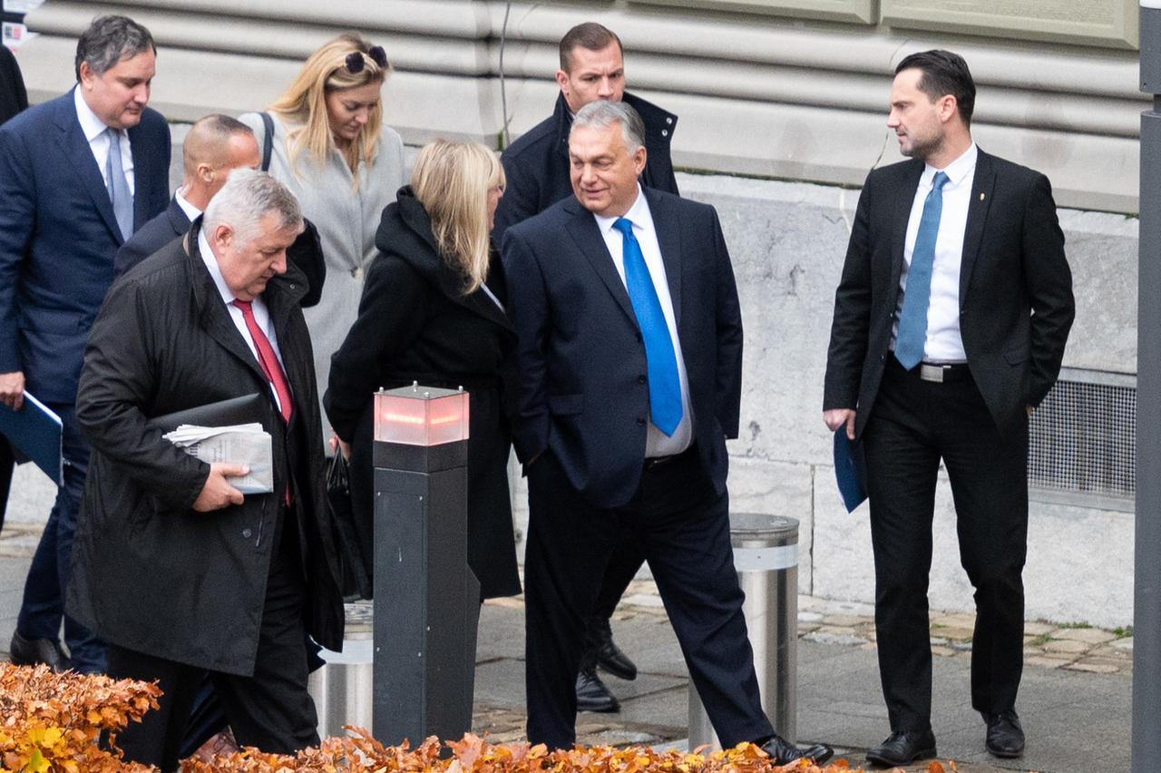 Le Premier ministre hongrois Viktor Orban, au centre, lors d'une visite de travail à Berne, le 21 novembre 2023. [KEYSTONE - MARCEL BIERI]