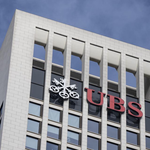 Le logo d'UBS sur un bâtiment. [Keystone - DPA/Boris Roessler]