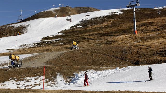 L’avenir incertain des stations de ski face au manque de neige (image d'illustration). [Keystone - Arno Balzarini]