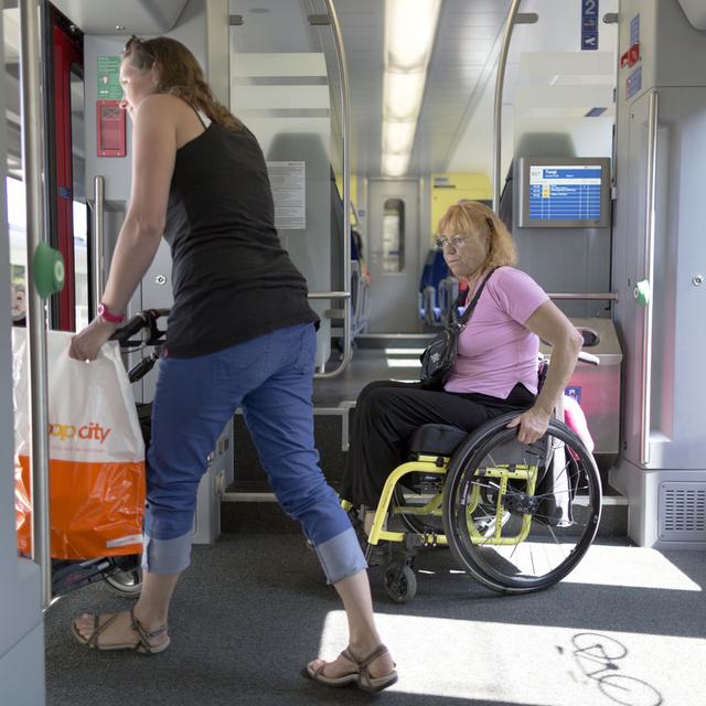 Les transports publics ont jusqu'à la fin 2023 pour rendre toutes leurs installations en Suisse accessibles sans obstacle aux personnes en situation de handicap. [Keystone - Gaetan Bally]