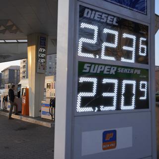 Les prix de l'essence affichés dans une station-service italienne à Milan. [Keystone - AP Photo/Luca Bruno]