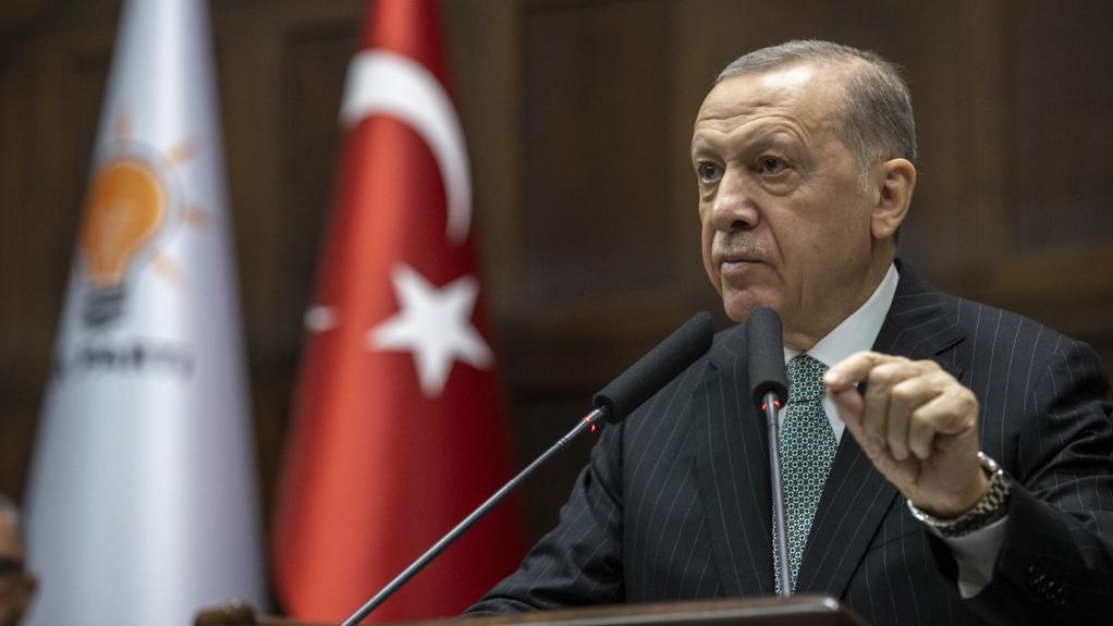 Recep Tayyip Erdogan devant son parti réuni à Ankara, 01.03.2023. [Anadolu Agency/AFP - Mehmet Ali Ozcan]