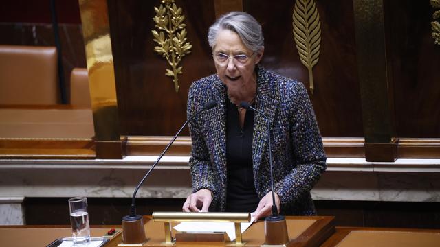 La Première ministre française Elisabeth Borne prononce un discours à l'Assemblée nationale à Paris, jeudi 16 mars 2023. [Keystone - AP Photo/Thomas Padilla]