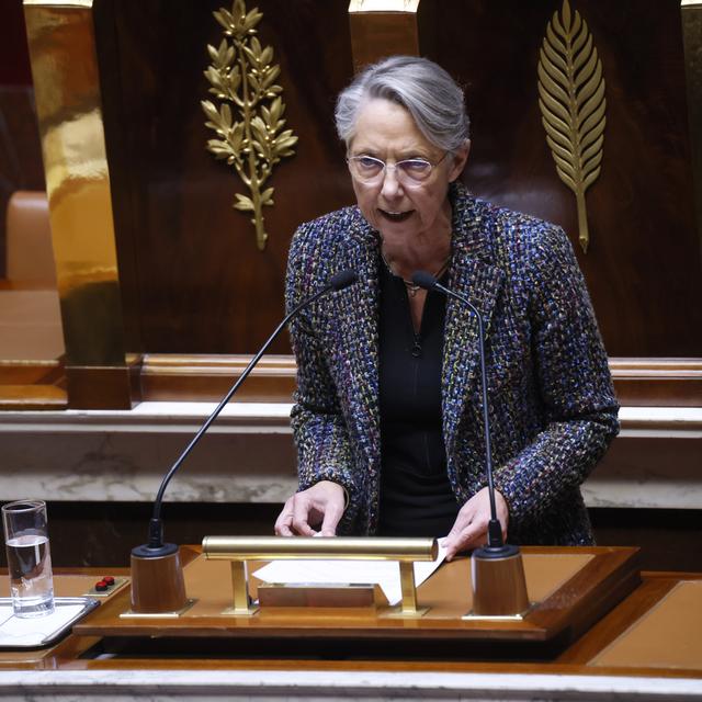 La Première ministre française Elisabeth Borne prononce un discours à l'Assemblée nationale à Paris, jeudi 16 mars 2023. [Keystone - AP Photo/Thomas Padilla]