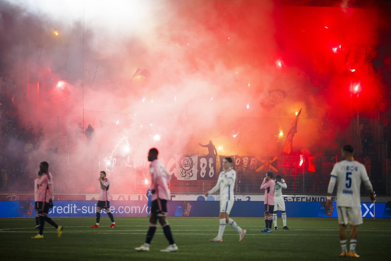 La rencontre a été émaillée de nombreux incidents à cause des "supporters". [Valentin Flauraud]