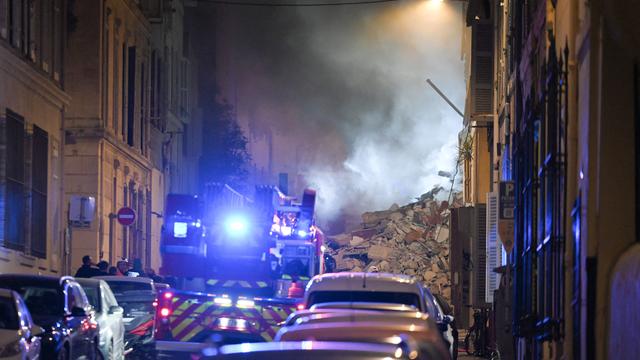 Les véhicules de secours interviennent près de l'immeuble qui s'est effondré au centre de Marseille. [Nicolas Tucat]