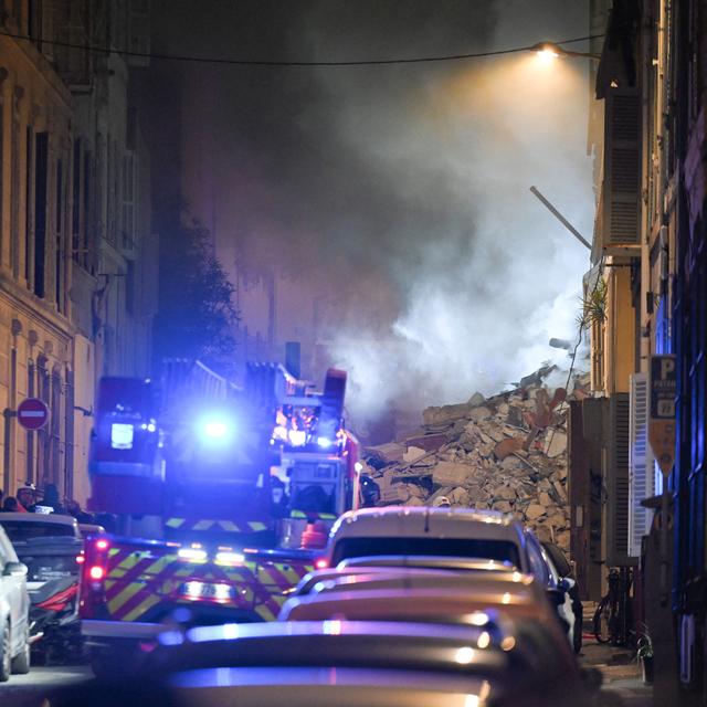 Les véhicules de secours interviennent près de l'immeuble qui s'est effondré au centre de Marseille. [Nicolas Tucat]