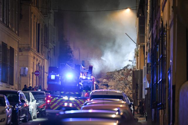 Les véhicules de secours interviennent près de l'immeuble qui s'est effondré au centre de Marseille. [Nicolas Tucat]