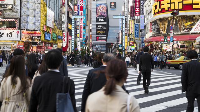 Des piétons traversant la rue au Japon. [Keystone - Peter Klaunzer]